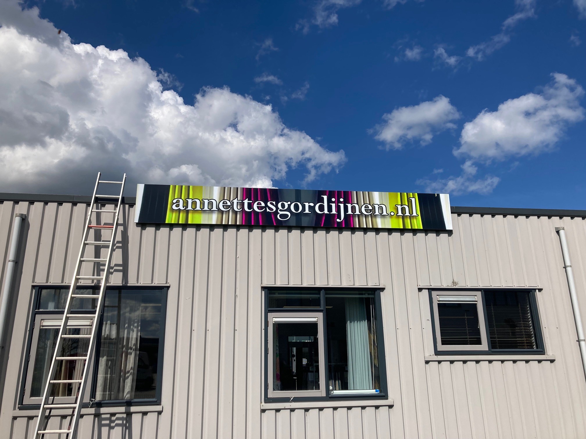 Gevelsticker op bord